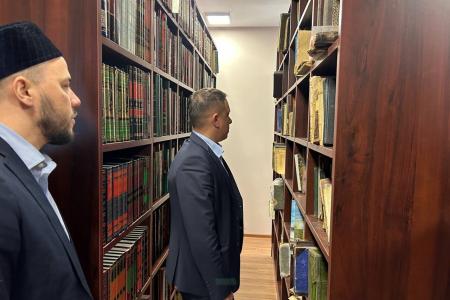 Сенатор Российской Федерации Айрат Гибатдинов вместе с первым секретарем Херсонского регионального отделения КПРФ Рамилем Замалетдиновым совершили визит в Московский исламский институт