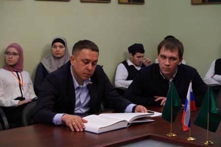 Сенатор Российской Федерации Айрат Гибатдинов вместе с первым секретарем Херсонского регионального отделения КПРФ Рамилем Замалетдиновым совершили визит в Московский исламский институт