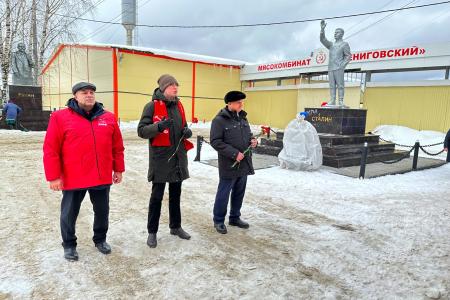 В Марий Эл почтили память Сталина и отметили лучших работников "Звениговского"