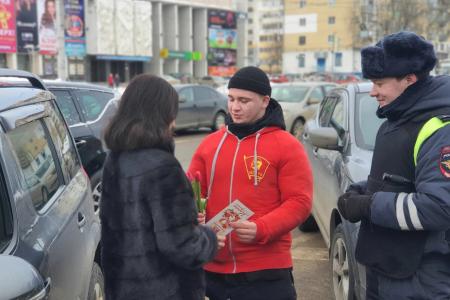 Калужская область: комсомольцы поздравили женщин-автолюбителей с Международным женским днём