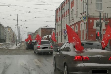 Коммунисты Ленинского, Куйбышевского и Железнодорожного райкомов г.о. Самара провели праздничный автопробег по улицам региональной столицы