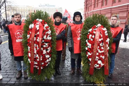 Великие дела, свершения и победы Сталина будут жить в веках!