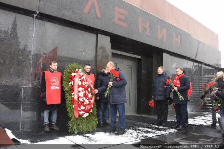 Великие дела, свершения и победы Сталина будут жить в веках!