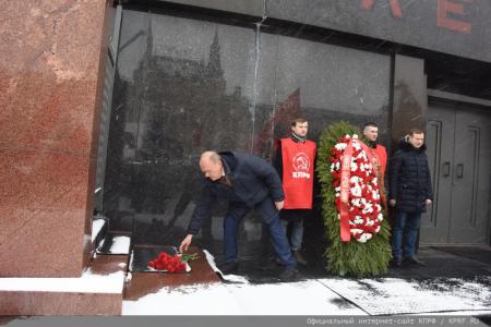 Великие дела, свершения и победы Сталина будут жить в веках!