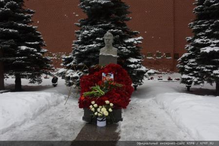 Великие дела, свершения и победы Сталина будут жить в веках!