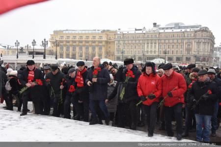Великие дела, свершения и победы Сталина будут жить в веках!
