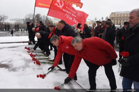 Великие дела, свершения и победы Сталина будут жить в веках!