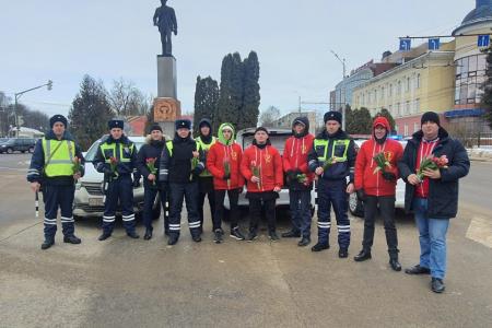 Калужская область: комсомольцы поздравили женщин-автолюбителей с Международным женским днём