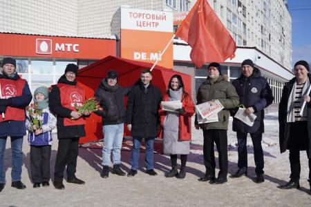 Республика Коми. Дарите женщинам цветы и газету КПРФ!