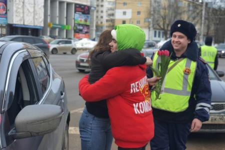 Калужская область: комсомольцы поздравили женщин-автолюбителей с Международным женским днём