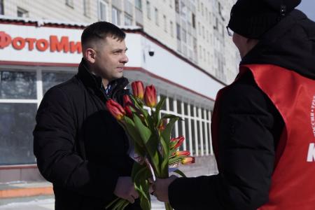 Республика Коми. Дарите женщинам цветы и газету КПРФ!