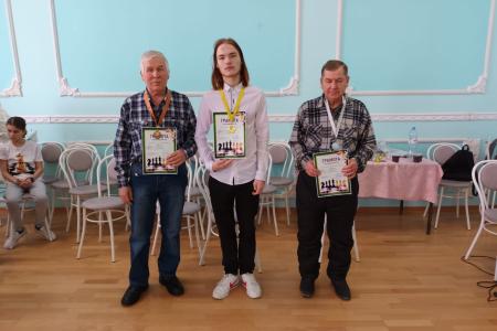Свердловская область. В Артемовском прошел очередной турнир по шахматам и шашкам при поддержке КПРФ