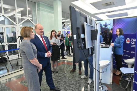Г.А. Зюганов посетил в Госдуме выставку исторических материалов РИА Новости