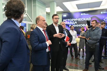 Г.А. Зюганов посетил в Госдуме выставку исторических материалов РИА Новости