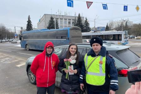 Калужская область: комсомольцы поздравили женщин-автолюбителей с Международным женским днём
