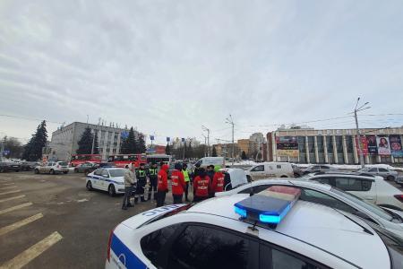 Калужская область: комсомольцы поздравили женщин-автолюбителей с Международным женским днём
