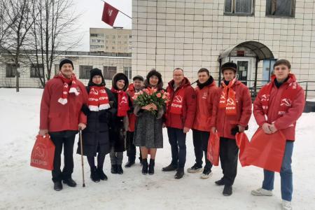 Костромские коммунисты поздравили женщин на улицах областного центра
