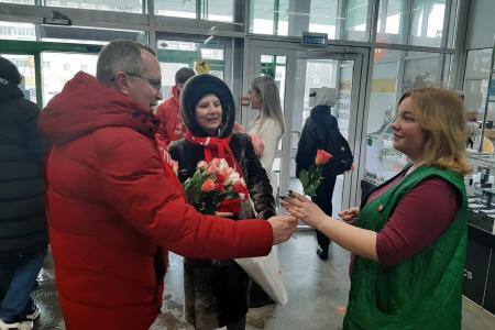Костромские коммунисты поздравили женщин на улицах областного центра