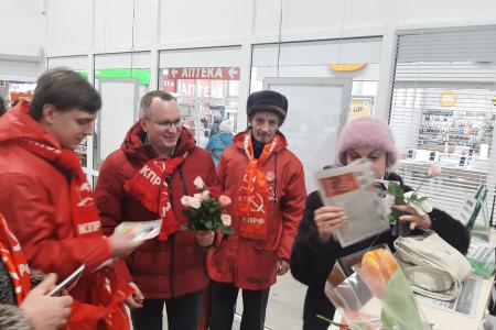Костромские коммунисты поздравили женщин на улицах областного центра