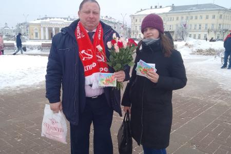 Костромские коммунисты поздравили женщин на улицах областного центра