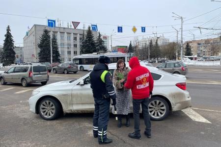 Калужская область: комсомольцы поздравили женщин-автолюбителей с Международным женским днём