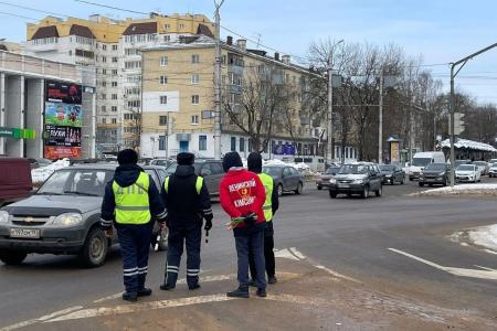 Калужская область: комсомольцы поздравили женщин-автолюбителей с Международным женским днём