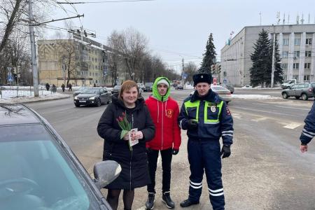 Калужская область: комсомольцы поздравили женщин-автолюбителей с Международным женским днём