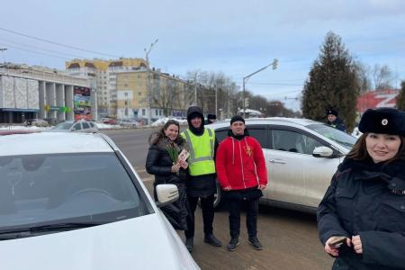 Калужская область: комсомольцы поздравили женщин-автолюбителей с Международным женским днём