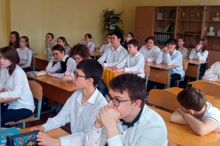 Екатеринбург. Комсомольцы провели урок "Знамя нашей Победы"