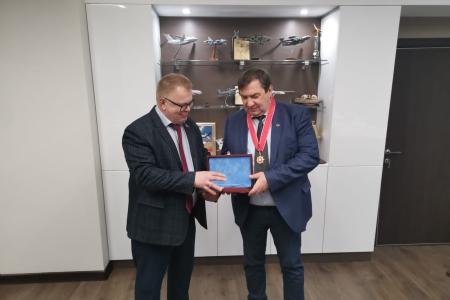Руководитель фракции КПРФ Александр Наумов вручил награды Московской областной Думы руководителям НПП «Аэросила»
