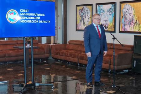 Депутаты фракции КПРФ Мособлдумы Александр Наумов и Владимир Барсуков вручили награды победителям конкурса «Лучший специалист в сфере местного самоуправления Московской области»