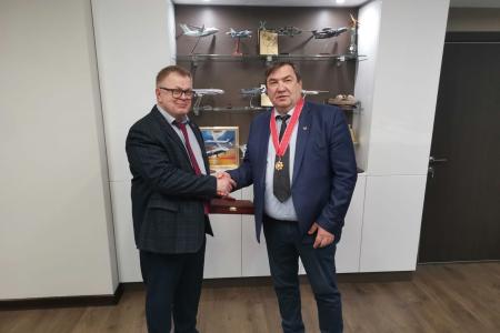 Руководитель фракции КПРФ Александр Наумов вручил награды Московской областной Думы руководителям НПП «Аэросила»