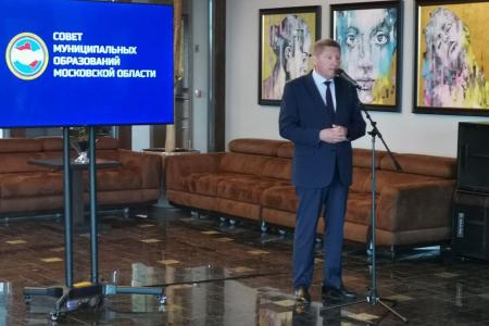 Депутаты фракции КПРФ Мособлдумы Александр Наумов и Владимир Барсуков вручили награды победителям конкурса «Лучший специалист в сфере местного самоуправления Московской области»