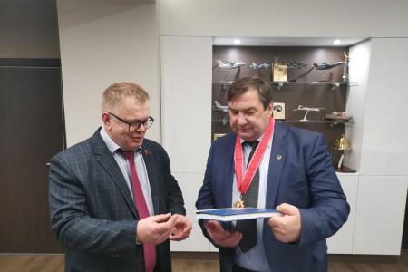 Руководитель фракции КПРФ Александр Наумов вручил награды Московской областной Думы руководителям НПП «Аэросила»