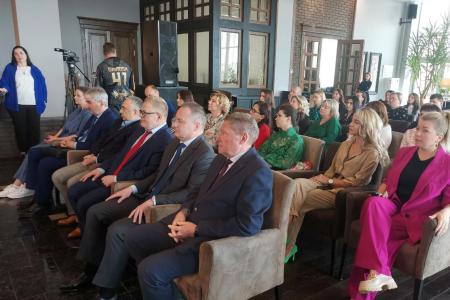 Депутаты фракции КПРФ Мособлдумы Александр Наумов и Владимир Барсуков вручили награды победителям конкурса «Лучший специалист в сфере местного самоуправления Московской области»