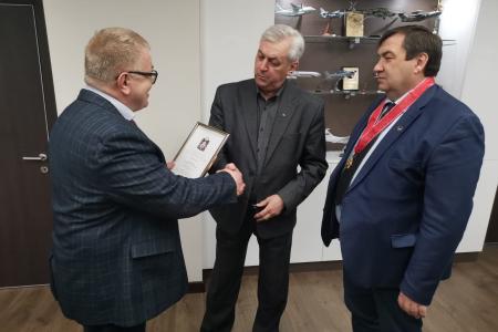 Руководитель фракции КПРФ Александр Наумов вручил награды Московской областной Думы руководителям НПП «Аэросила»