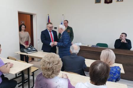 Руководитель фракции в Мособлдуме КПРФ Александр Наумов поздравил сотрудников военкоматов г.о. Домодедово и Ленинского г.о.