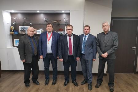 Руководитель фракции КПРФ Александр Наумов вручил награды Московской областной Думы руководителям НПП «Аэросила»
