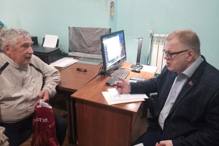Руководитель фракции КПРФ в Московской областной Думе Александр Наумов провел приём граждан Озёрах
