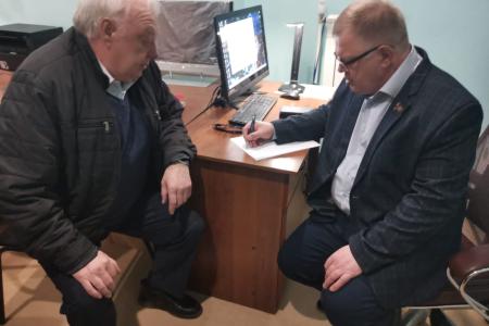 Руководитель фракции КПРФ в Московской областной Думе Александр Наумов провел приём граждан Озёрах