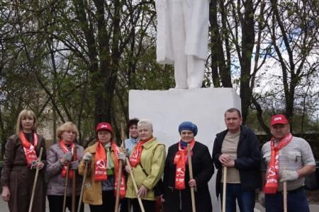 Тульский обком партии отметил День рождения В.И. Ленина массовыми возложениями цветов к памятникам и субботниками по всему региону