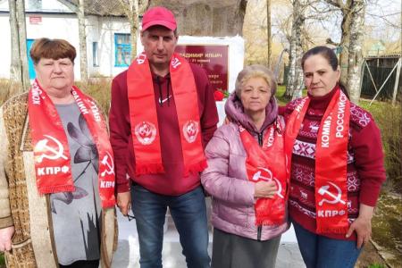 В Новгородской области в День рождения Владимира Ильича Ленина прошли субботники партийные собрания и торжественные возложения цветов