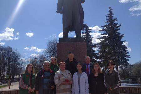 В Новгородской области в День рождения Владимира Ильича Ленина прошли субботники партийные собрания и торжественные возложения цветов