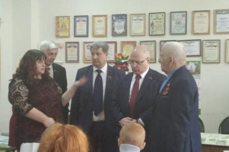 В Белгородской области многодетные семьи Козыревых и Даниленко получили в подарок ноутбуки от Сергея Гаврилова