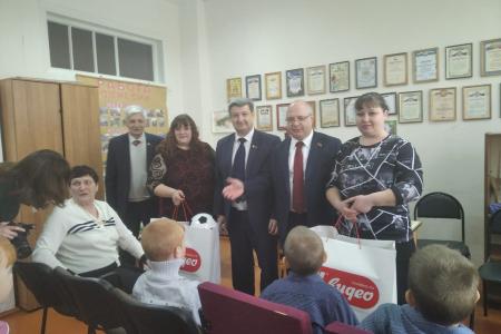 В Белгородской области многодетные семьи Козыревых и Даниленко получили в подарок ноутбуки от Сергея Гаврилова