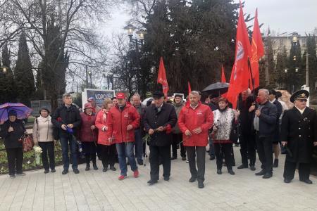 Лидер севастопольских коммунистов В.М. Пархоменко поздравил севастопольцев с Днем космонавтики