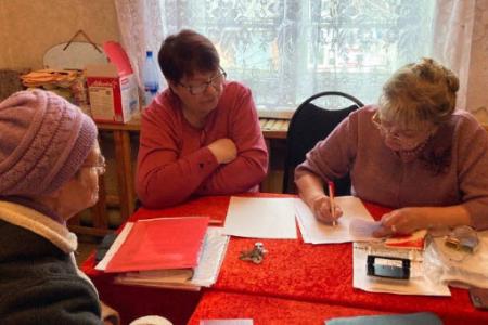Саратовская область. Депутаты-коммунисты Ольга Алимова и Денис Буланов посетили Базарный Карабулак