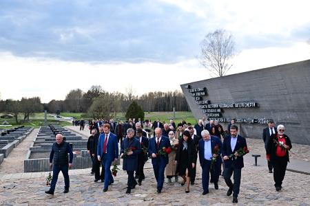 Г.А. Зюганов посетил Мемориальный комплекс Хатынь и Храм-памятник в честь всех святых и в память о жертвах, спасению отечества нашего послуживших