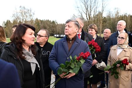 Г.А. Зюганов посетил Мемориальный комплекс Хатынь и Храм-памятник в честь всех святых и в память о жертвах, спасению отечества нашего послуживших