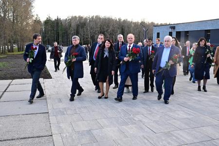 Г.А. Зюганов посетил Мемориальный комплекс Хатынь и Храм-памятник в честь всех святых и в память о жертвах, спасению отечества нашего послуживших